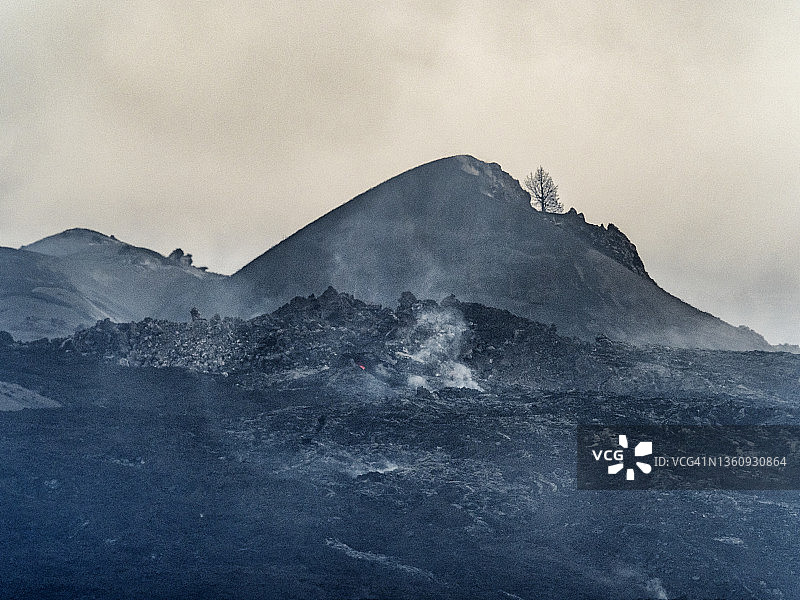 黎明时分的火山爆发：老峰火山及其熔岩流景观图片素材