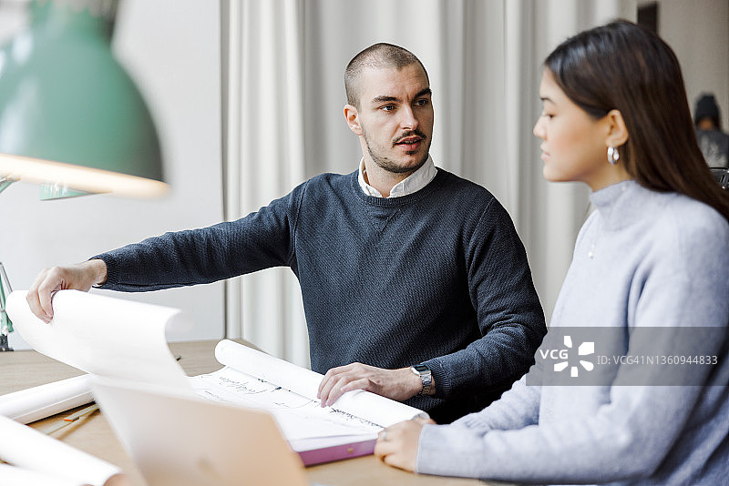 房屋装饰设计师在设计工作室一起工作图片素材