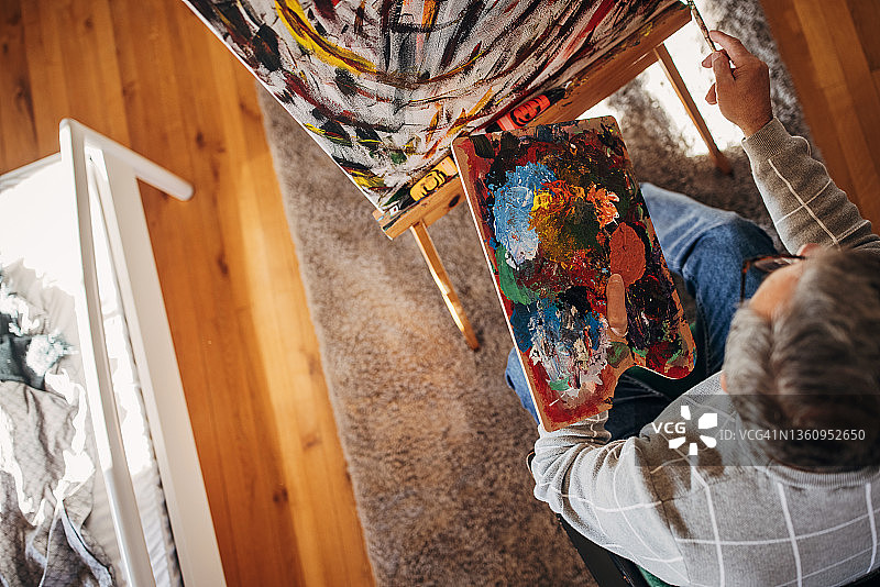 在工作室工作的画家图片素材