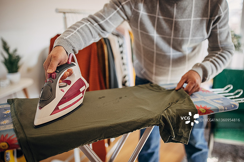 男人在熨衣服图片素材