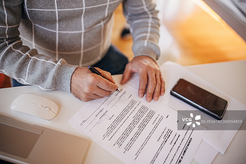 办公室签署纸质文件图片素材