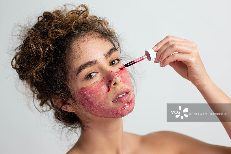 一位美丽的女人敷着面膜，拥有干净的面部肌肤图片素材