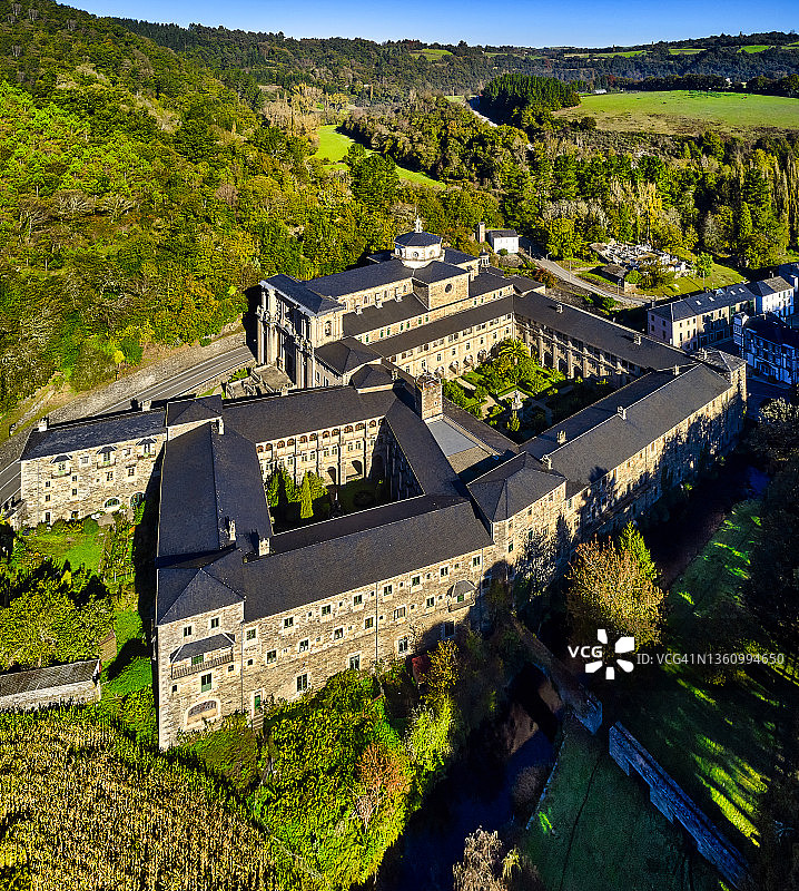 西班牙加利西亚圣地亚哥朝圣之路上的萨莫斯修道院图片素材