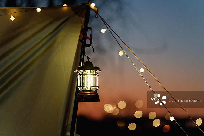 悬挂在帐篷绳上的露营灯图片素材