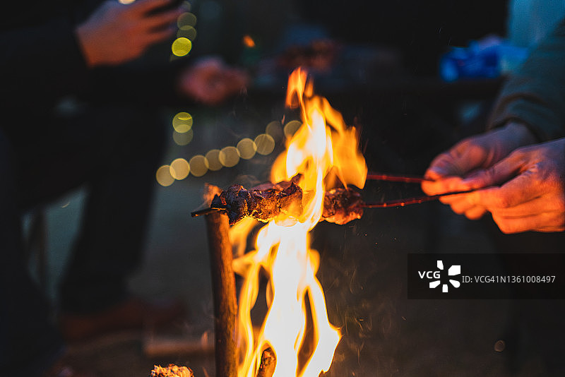傍晚户外烤肉图片素材