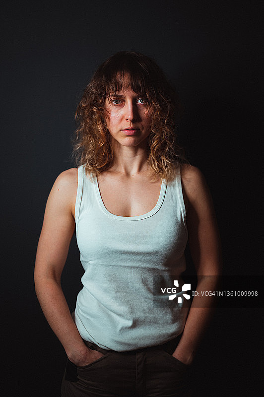 健康活力的棕色卷发年轻女人图片素材