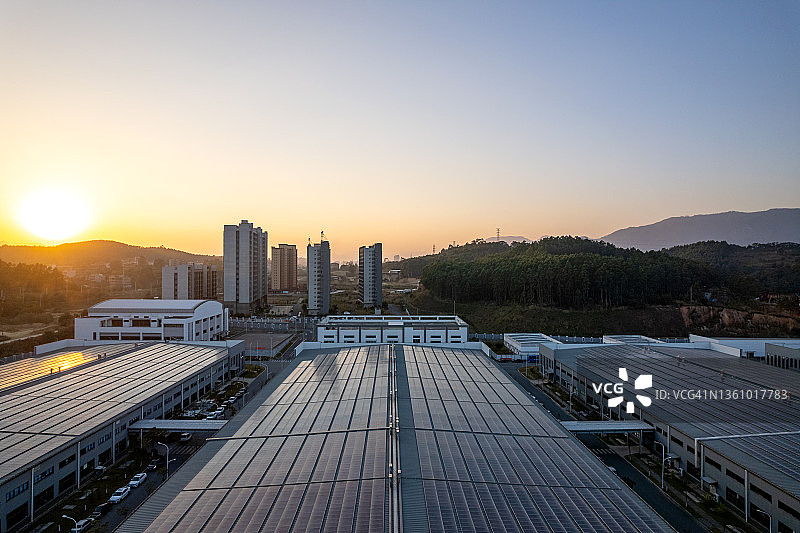 黄昏时分工厂屋顶的太阳能发电厂图片素材