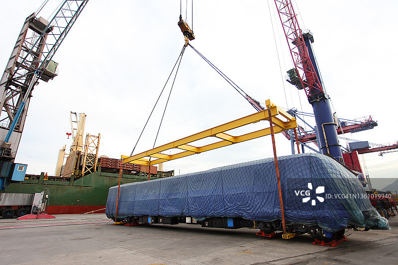 在港口卸载的火车车厢图片素材