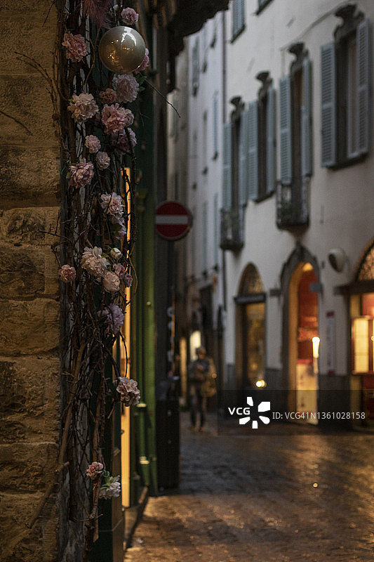 意大利贝加莫上城区风景如画的狭窄街道，2021年10月图片素材