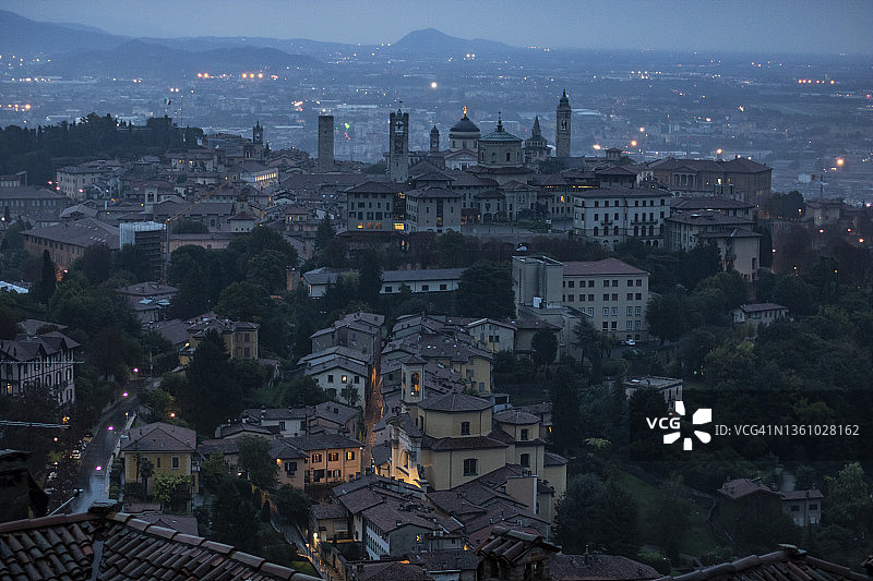 意大利伦巴第地区贝加莫的黄昏景色图片素材