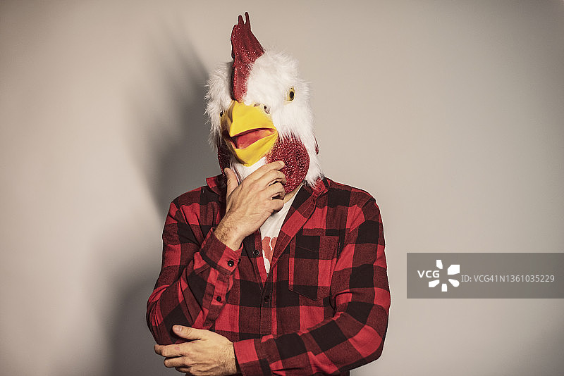 穿着小鸡服装，自以为是的男人图片素材