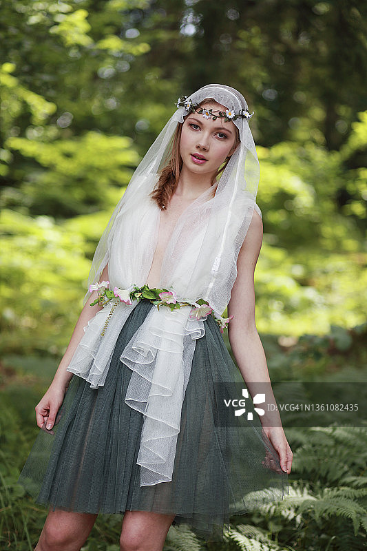 享受大自然的漂亮女人图片素材