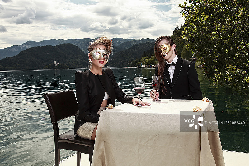 在布莱德湖约会，伪装的年轻夫妇图片素材