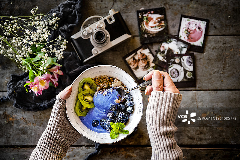 蓝抹茶水果奶昔碗图片素材