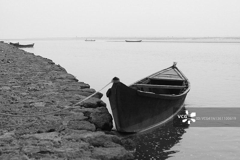 苏巴纳雷卡河岸边停靠的船只图片素材