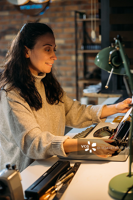 女作家使用老式打字机图片素材