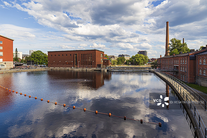 芬兰坦佩雷市中心坦梅尔科斯基河沿岸的红色旧砖工业建筑图片素材
