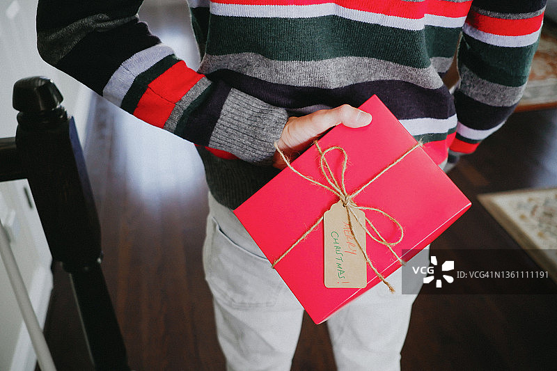 男人把圣诞礼物藏在背后图片素材