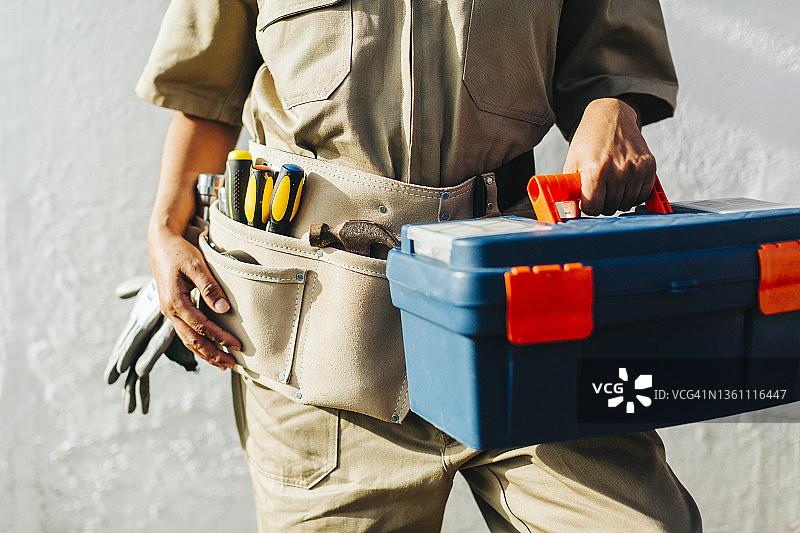 特写：维修女工与工具图片素材
