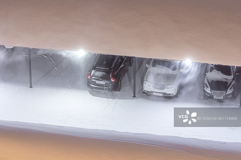 暴风雪中的停车场图片素材