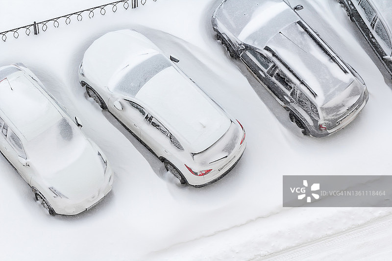 街边停车场积雪汽车俯视图图片素材