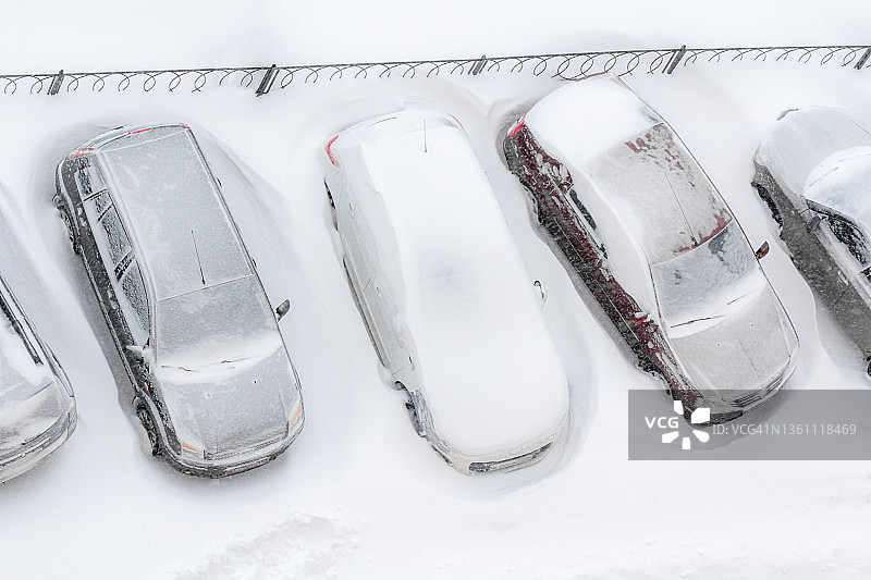 停放在雪堆里的汽车图片素材