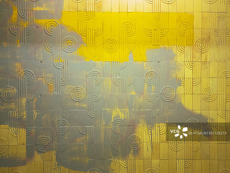 黄色装饰瓷砖上擦除的颜料图片素材