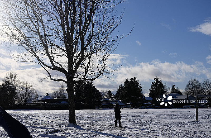 在雪地上进行步行冥想图片素材