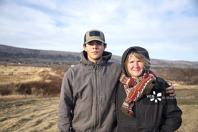 一位母亲和她的青少年儿子图片素材