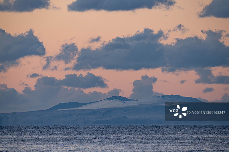 日本神奈川县的雪盖岛屿图片素材