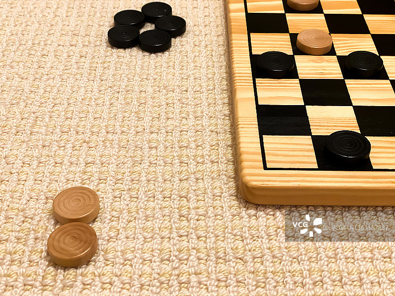 木制跳棋盘和棋子图片素材