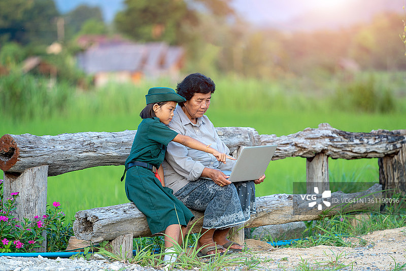 孩子们使用互联网技术共同学习的场景，所有教学活动均远程进行。图片素材