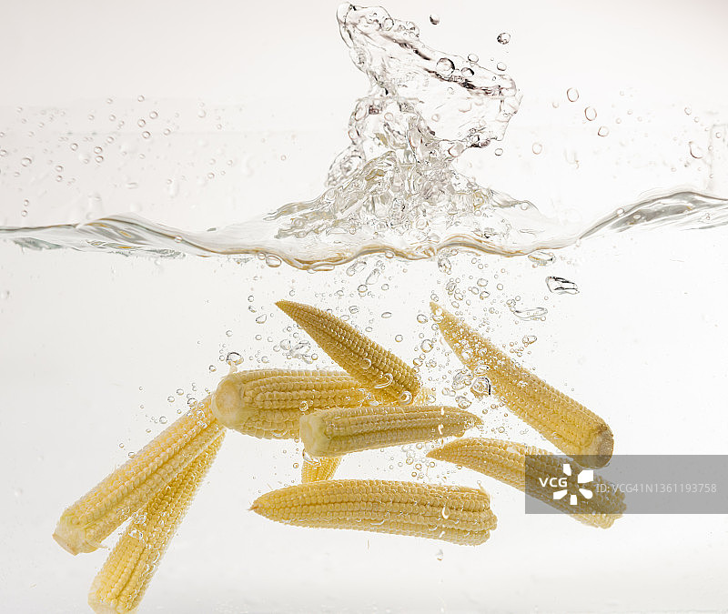 溅入水中的小玉米图片素材