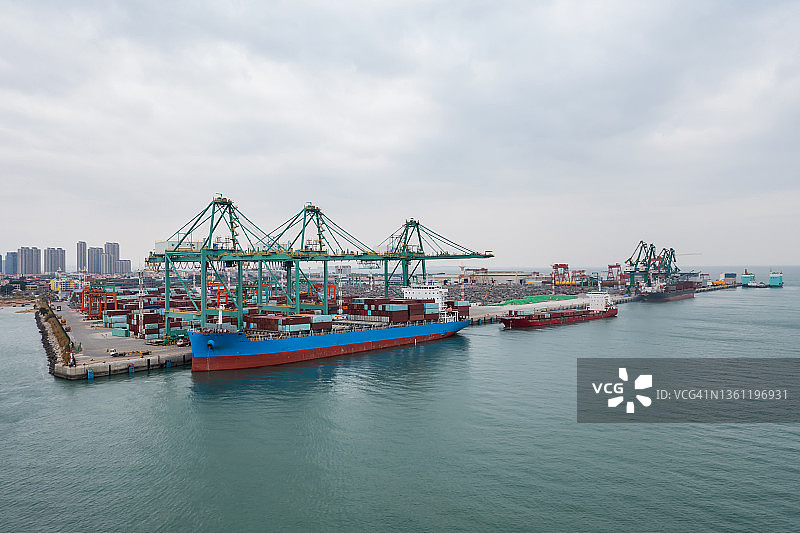大型货轮停靠港口装卸集装箱图片素材