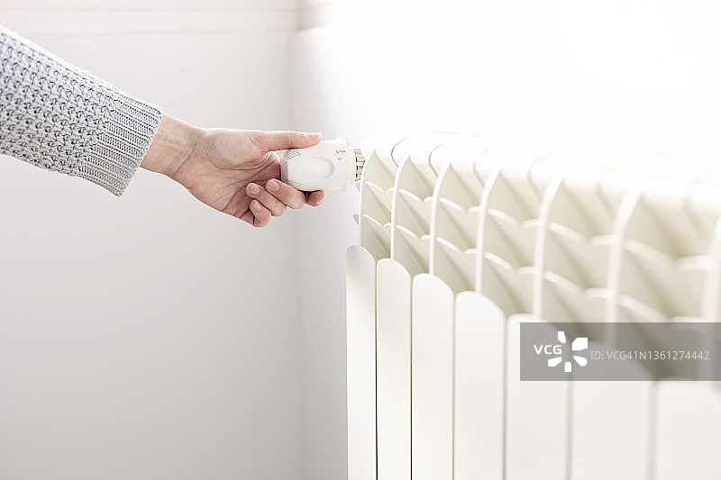 手动调节散热器温度图片素材