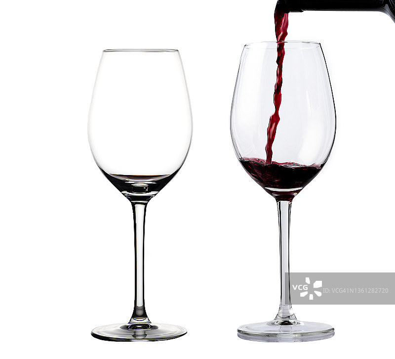 在白色背景下倒两杯红酒图片素材