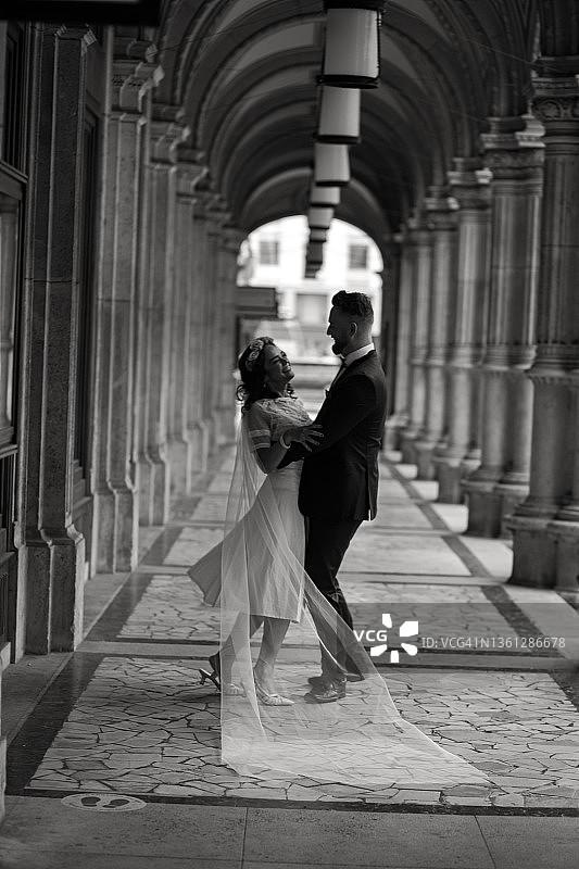 快乐的新婚夫妇在阳光下跳舞图片素材