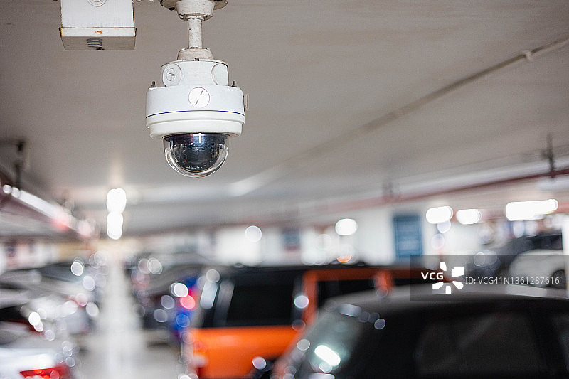 购物中心或办公楼停车场的监控摄像头图片素材