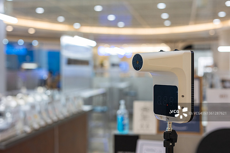 人员进入前的自动测温筛查机器图片素材