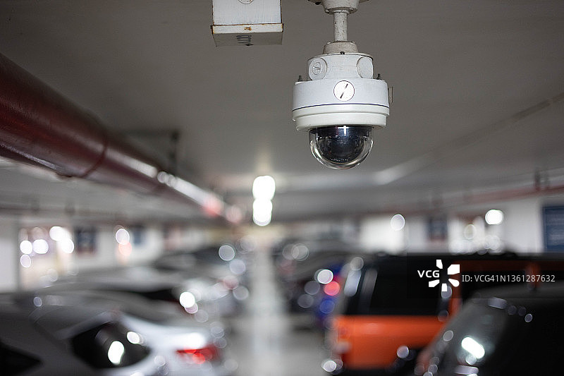 购物中心或办公楼停车场的监控摄像头图片素材