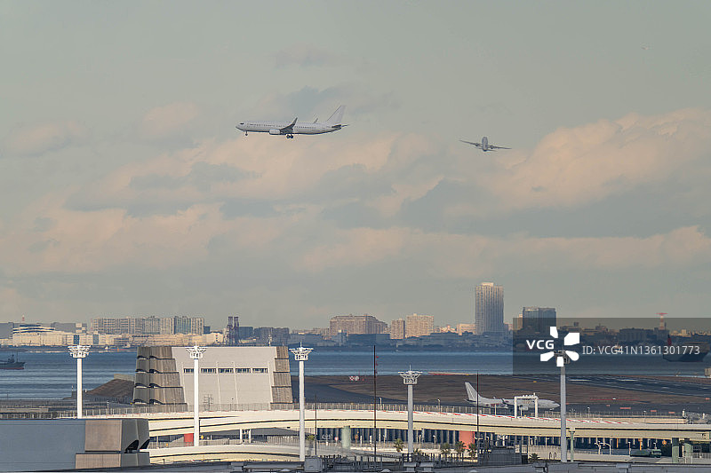 飞机飞越日本东京的海湾图片素材