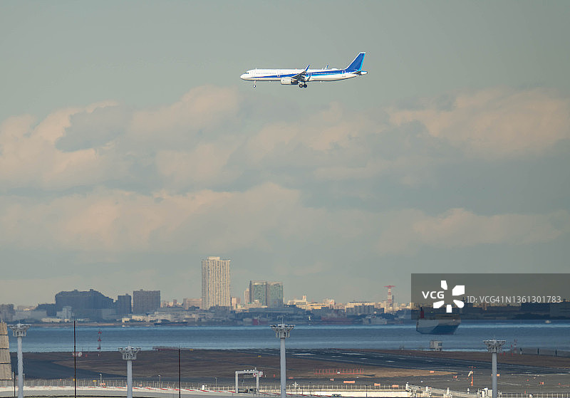 飞机飞越日本东京的海湾图片素材