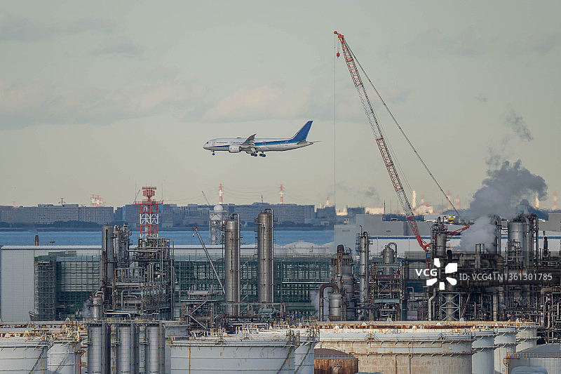飞机飞越日本东京的海湾图片素材