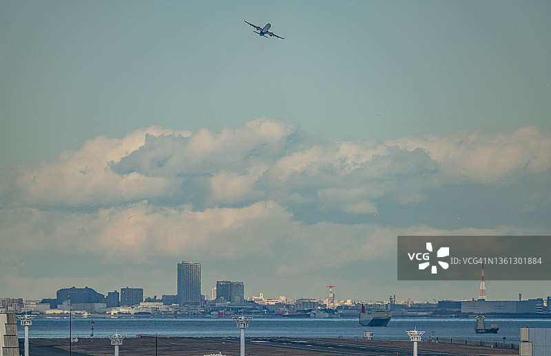 飞机飞越日本东京的海湾图片素材
