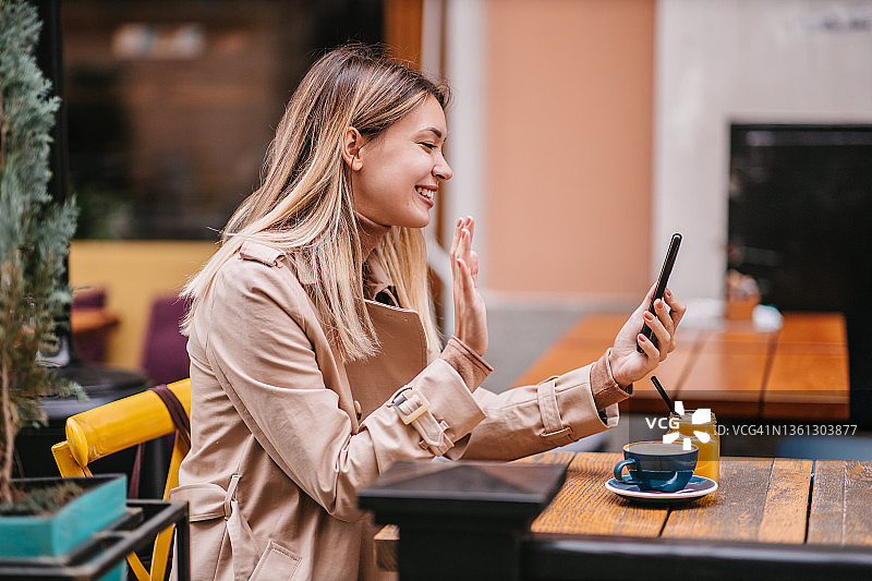 年轻金发女子进行视频通话图片素材