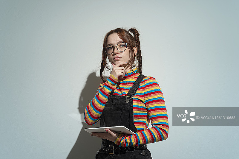 有雀斑戴眼镜扎辫子的女人使用平板图片素材