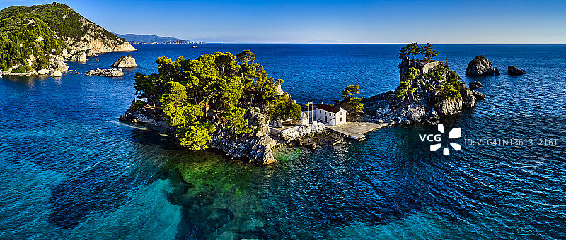 帕尔加港的帕纳吉亚岛，希腊爱奥尼亚海岸线图片素材