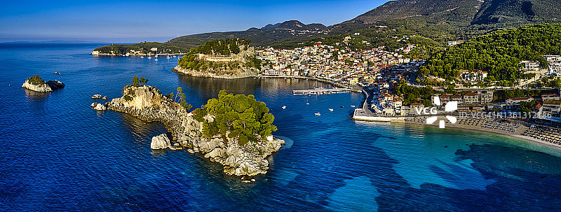 帕尔加港的帕纳吉亚岛，希腊爱奥尼亚海岸线图片素材