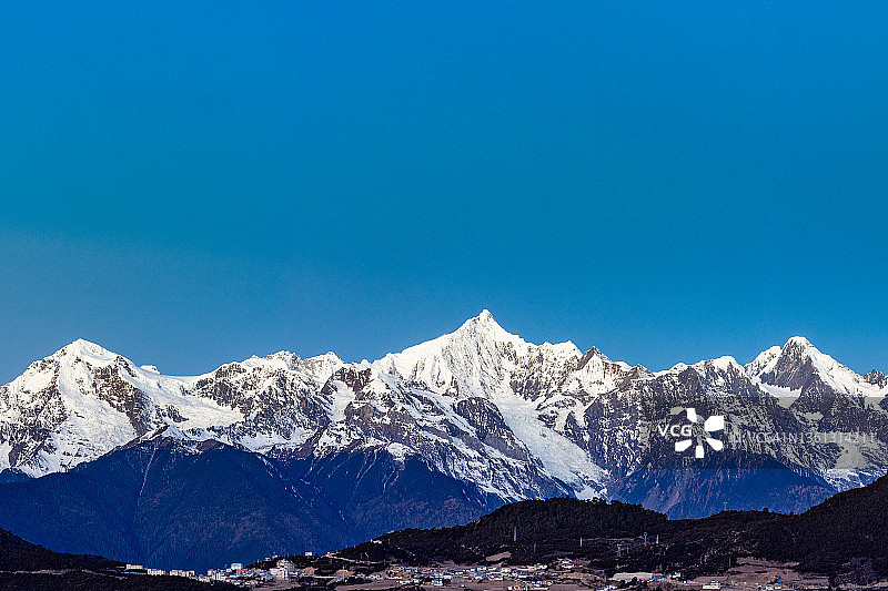 梅里雪山日出峰顶图片素材