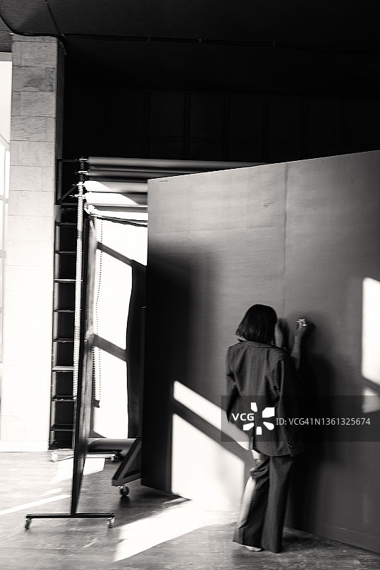 背对镜头，留着方形发型的漂亮女人照片图片素材